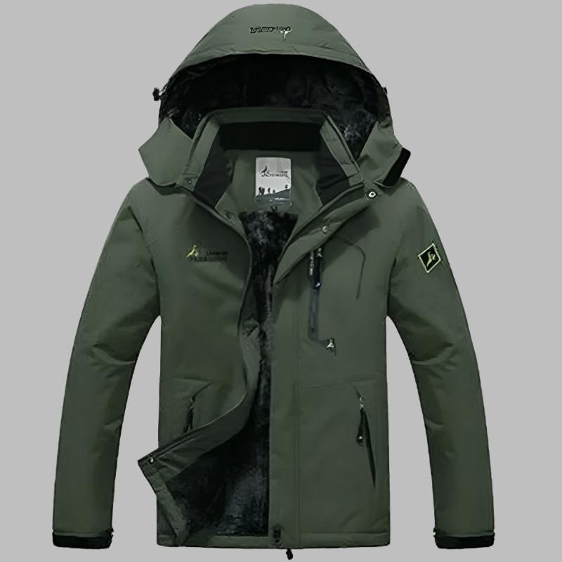 Grüne Outdoor-Jacke mit Kapuze, Reißverschluss und Taschen, ideal für Wandern und Trekking. Wasserabweisend, winddicht, warm gefüttert.