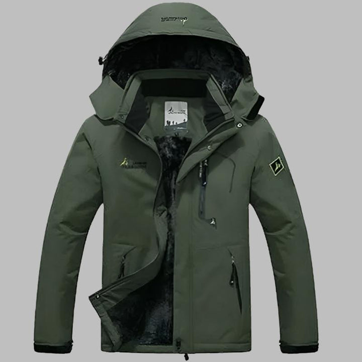 Grüne Outdoor-Jacke mit Kapuze, Reißverschluss und Taschen, ideal für Wandern und Trekking. Wasserabweisend, winddicht, warm gefüttert.