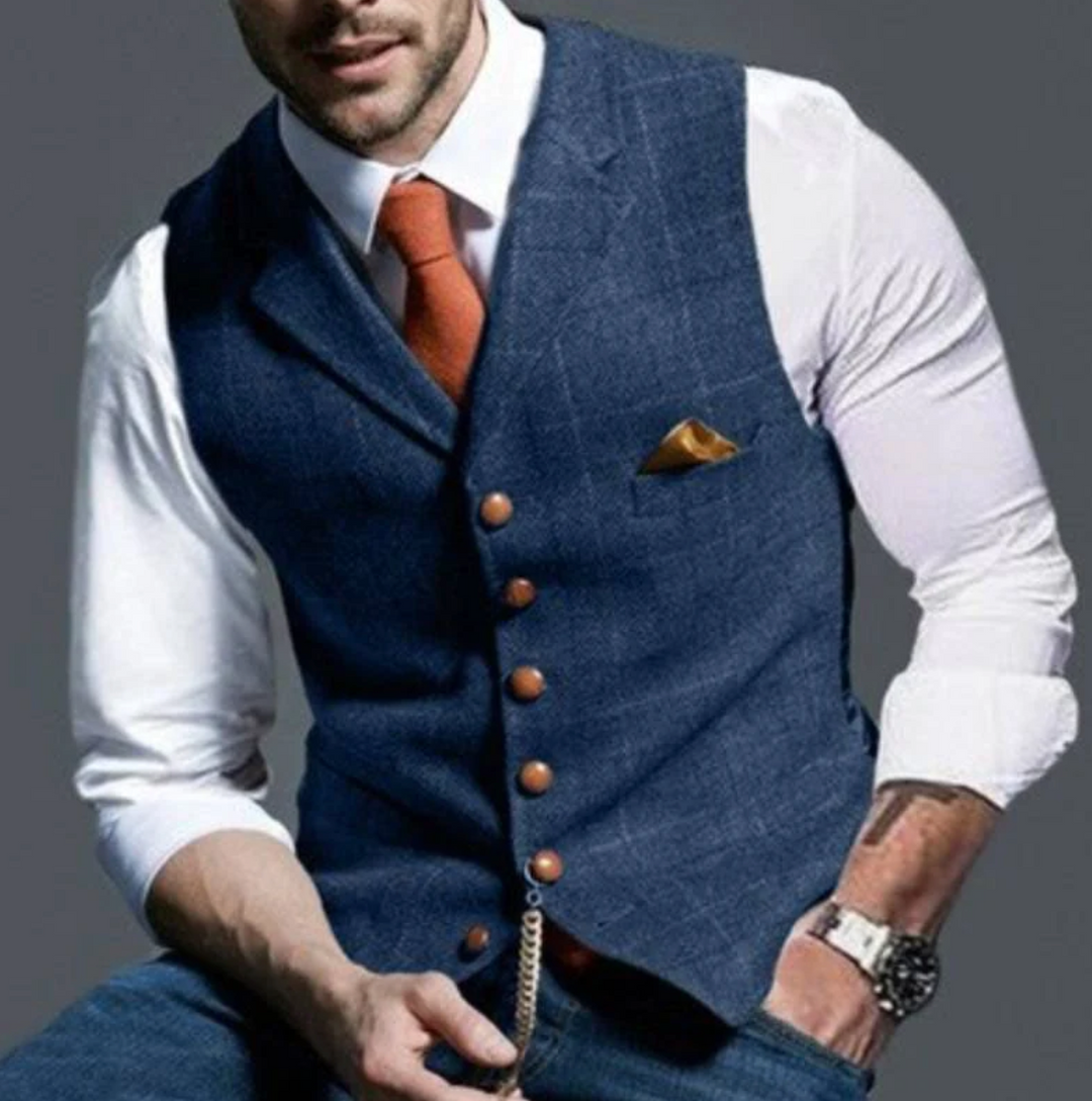 Eleganter Mann in blauem Anzug mit Weste, weißem Hemd und orangefarbener Krawatte. Stilvolle Herrenmode, Business-Look, modisches Accessoire.