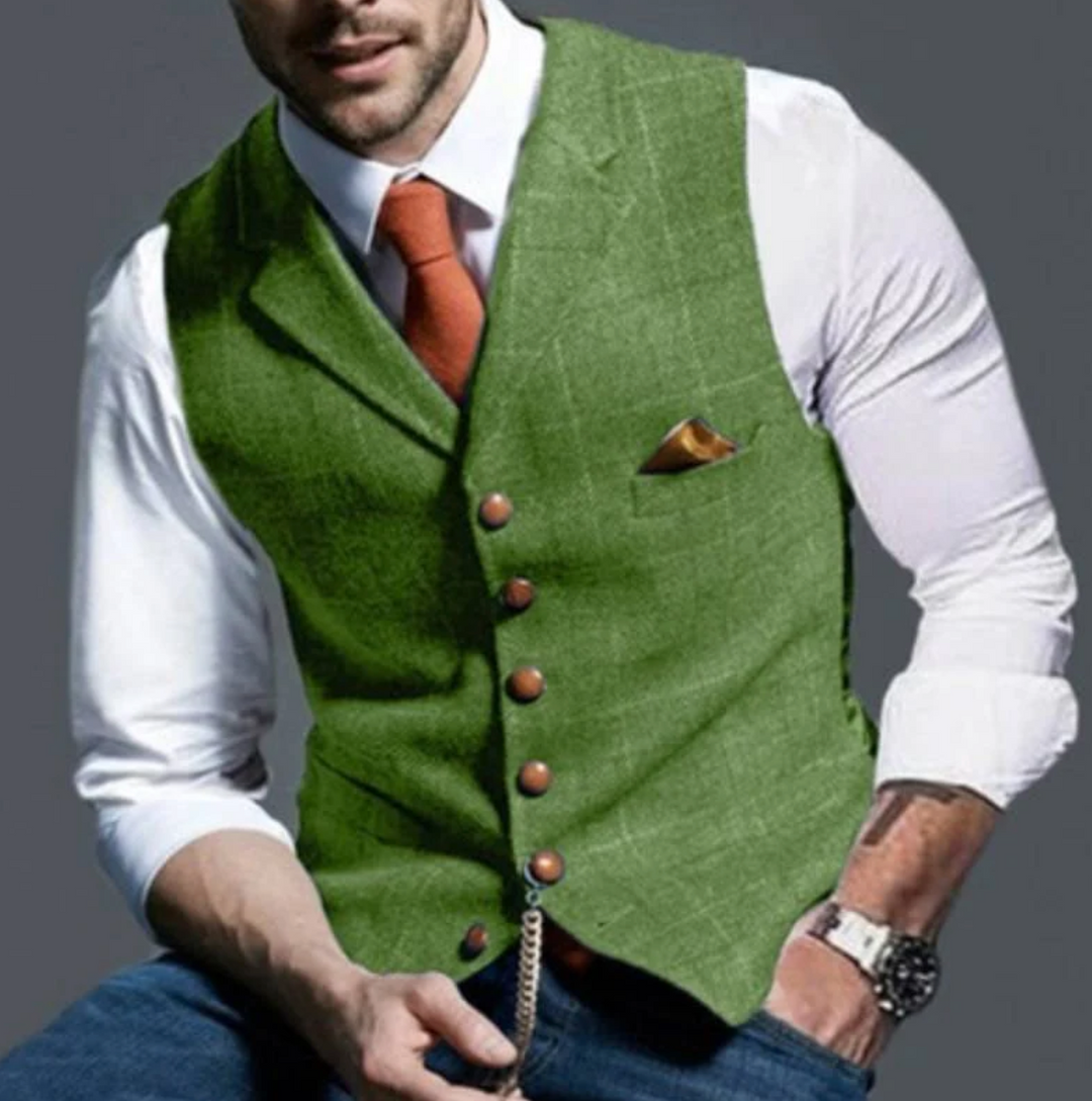 Mann in grüner Weste, weißem Hemd und orangefarbener Krawatte. Stilvolle Herrenmode, elegantes Outfit, moderne Accessoires, Armbanduhr.