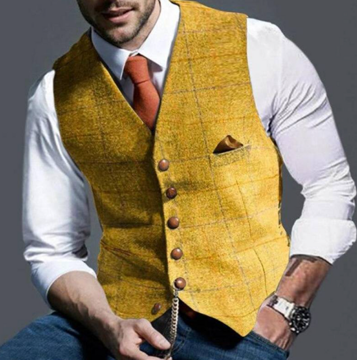 Mann in weißem Hemd mit gelber Weste und orangefarbener Krawatte, trägt Armbanduhr. Elegante Herrenmode, stilvolles Outfit, modische Accessoires.