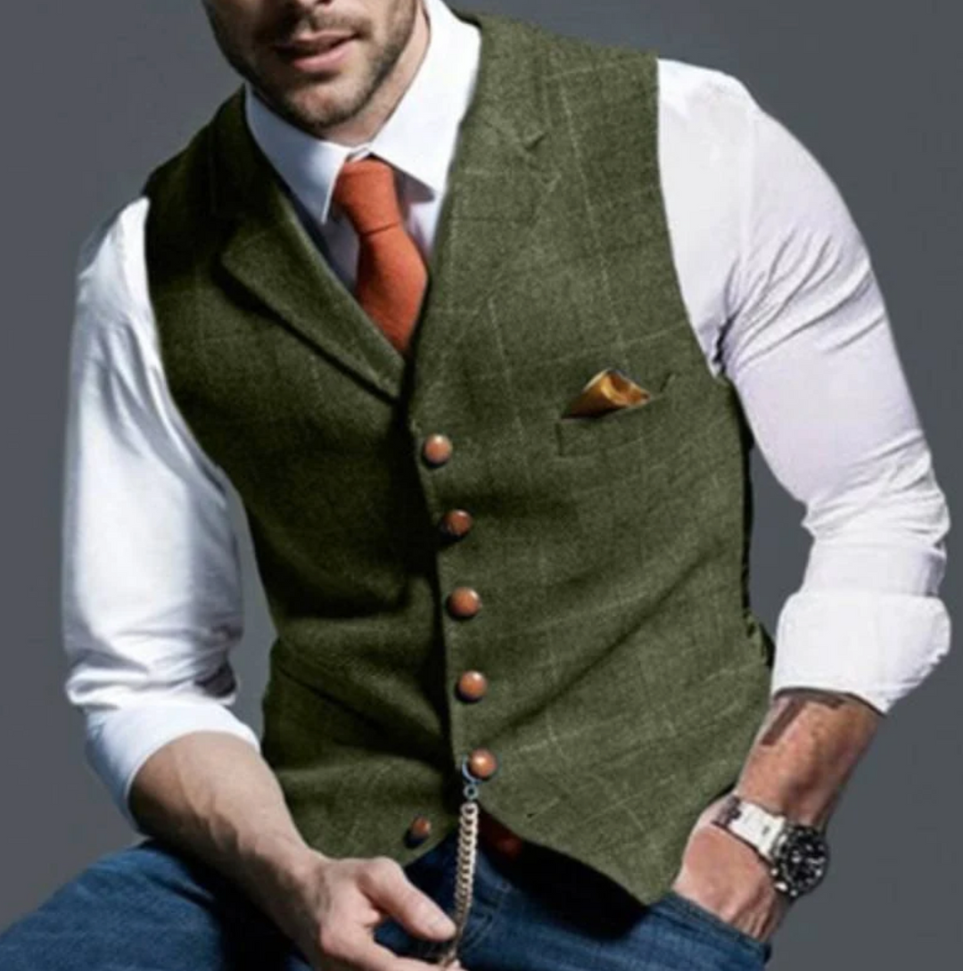Mann in eleganter grüner Weste mit orangefarbener Krawatte und Einstecktuch, weißem Hemd und Armbanduhr. Stilvolle Herrenmode, Business-Look.