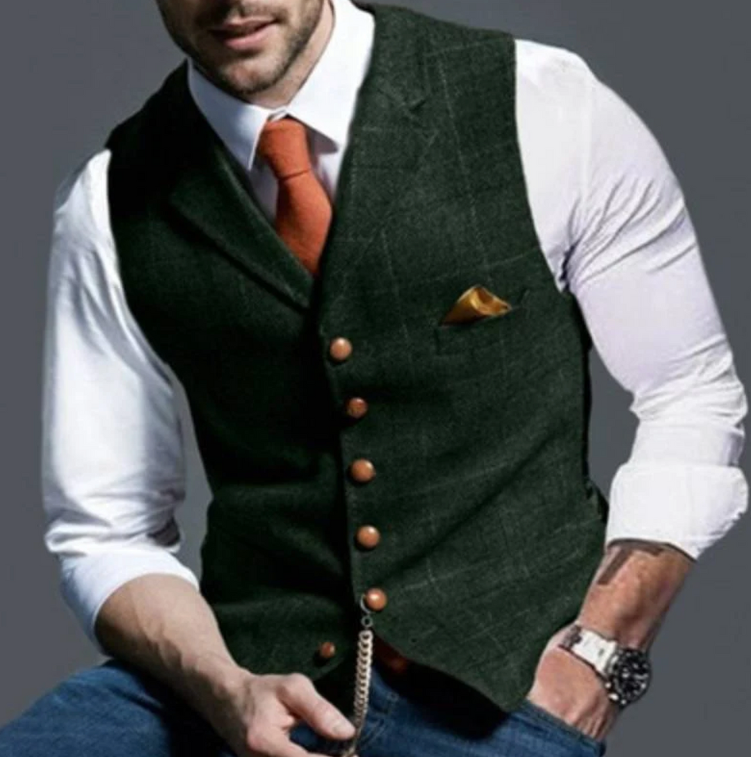 Mann in eleganter, dunkelgrüner Weste mit braunen Knöpfen, weißem Hemd und orangefarbener Krawatte. Stilvolle Herrenmode, klassisch und modern.