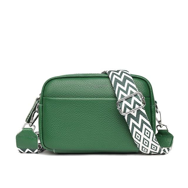 Grüne Lederhandtasche mit Chevron-Schultergurt, rechteckige Form, silberne Beschläge, modisches Accessoire, Damenmode, stilvoll und elegant.