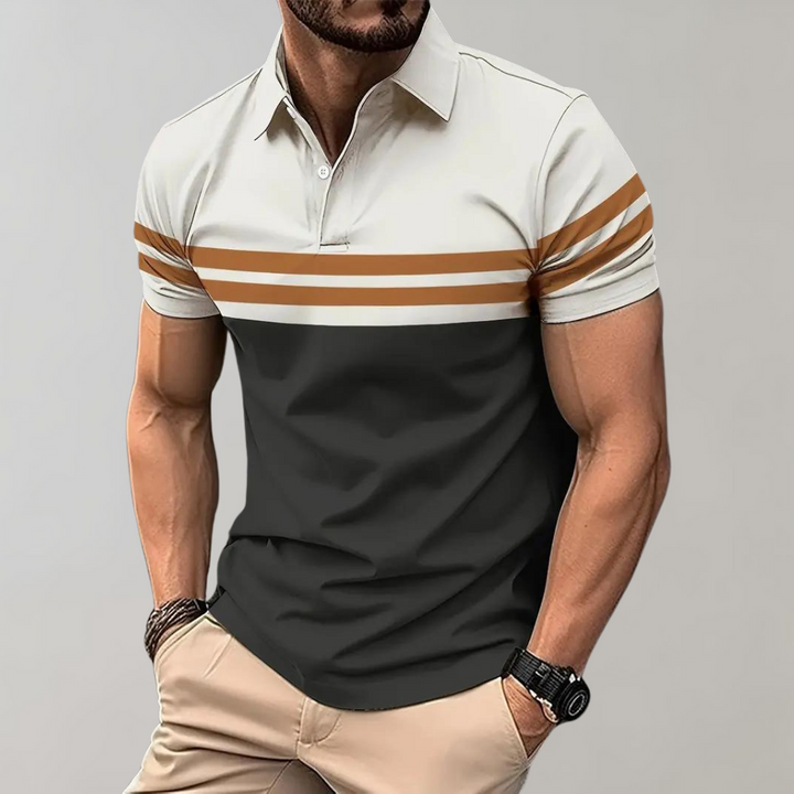 Mann trägt modisches Polohemd mit Streifen, kombiniert mit beigen Hosen. Stilvolle Herrenmode, Freizeitlook, elegantes Design.