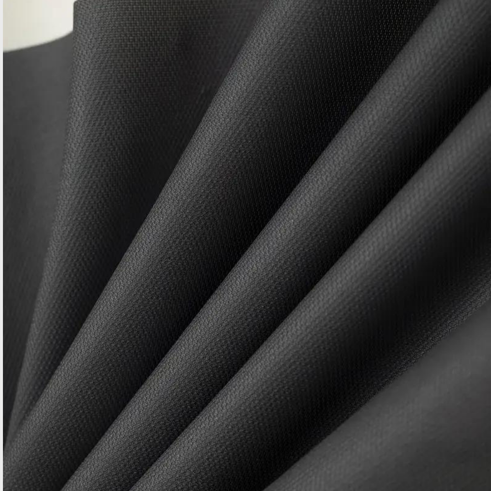 Schwarzer Stoff in Nahaufnahme, zeigt Textur und Falten. Ideal für Mode, Textilien, Bekleidung. Hochwertiges Material, elegant und vielseitig.
