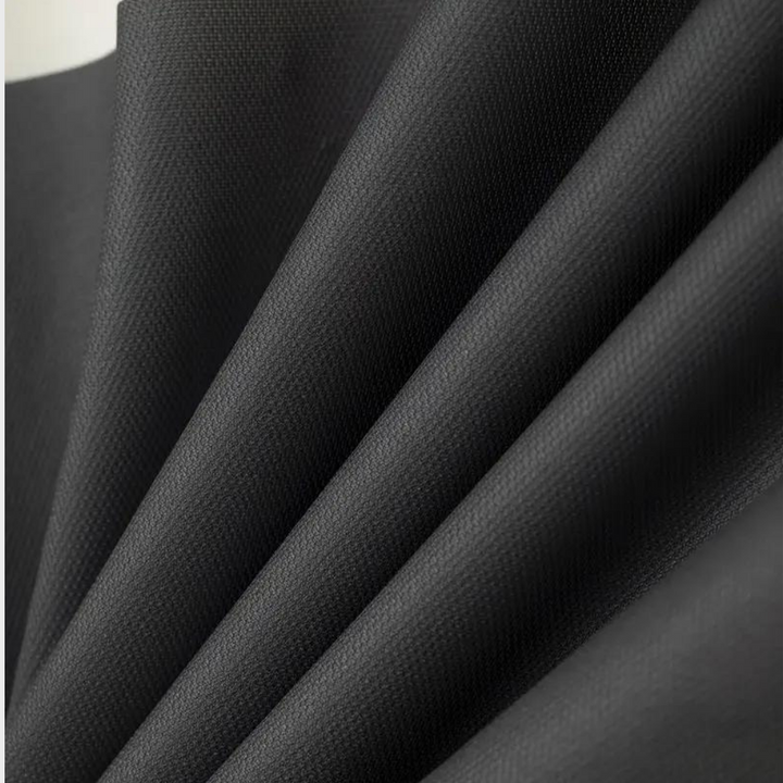 Schwarzer Stoff in Nahaufnahme, zeigt Textur und Falten. Ideal für Mode, Textilien, Bekleidung. Hochwertiges Material, elegant und vielseitig.