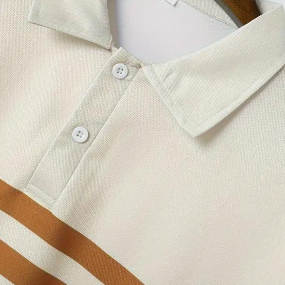 Beiges Poloshirt mit braunen Streifen, Nahaufnahme. Modisches Herrenoberteil, Baumwollstoff, klassischer Kragen, Knopfleiste.