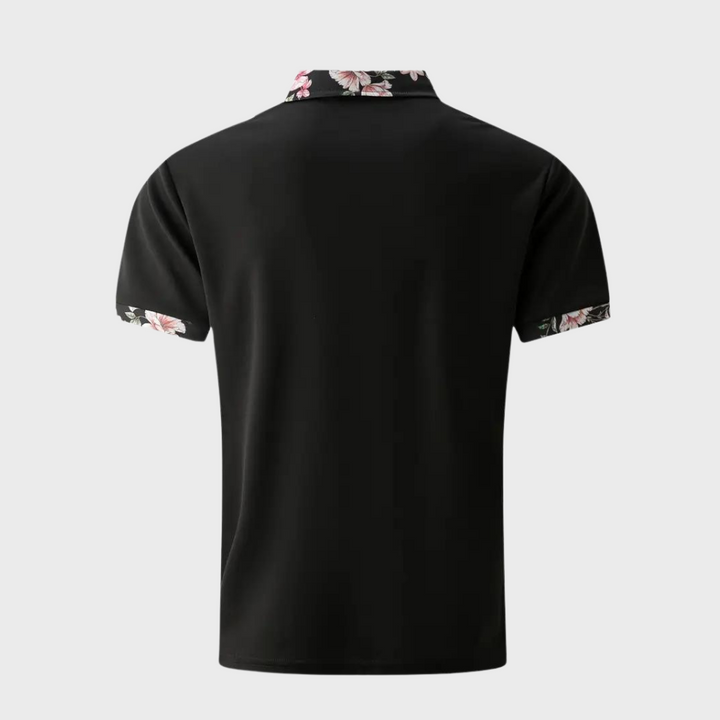 Schwarzes Polohemd mit floralen Akzenten am Kragen und Ärmeln, Rückansicht. Stilvolles Herrenmode-Design, ideal für Freizeit und Büro.