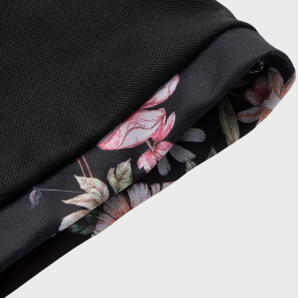 Schwarzes Sportshirt mit floralem Innenfutter, Blumenmuster, atmungsaktives Material, modisches Design, ideal für Fitness und Freizeit.