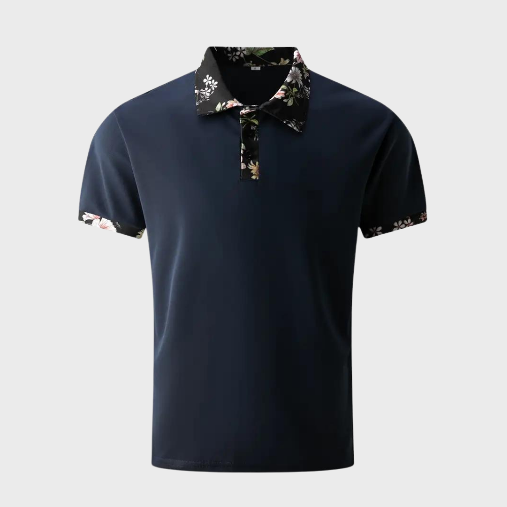 Dunkelblaues Polohemd mit floralen Akzenten am Kragen und Ärmelbündchen, stilvoll und modern, ideal für Herrenmode und Freizeitkleidung.