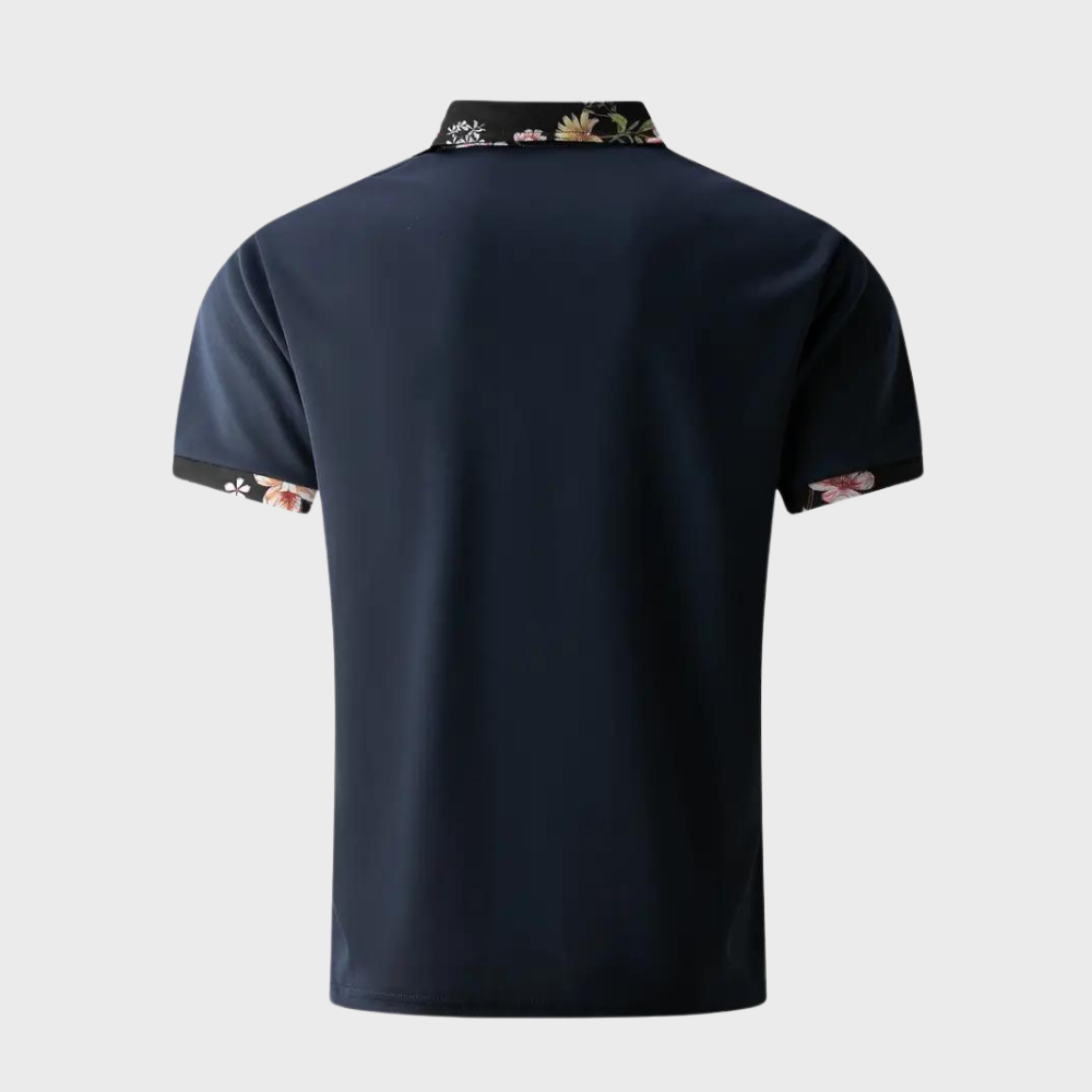 Dunkelblaues Herren-Poloshirt mit floralen Akzenten am Kragen und Ärmeln, Rückansicht. Stilvolles Design, ideal für Freizeitmode.