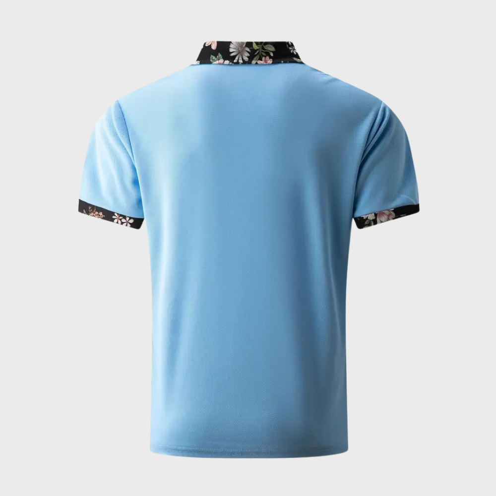 Blaues Herren-Poloshirt mit floralen Akzenten am Kragen und Ärmeln, Rückansicht. Stilvolles Design, ideal für Freizeitmode und Sommertrends.