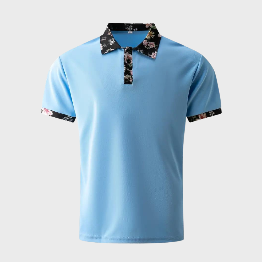 Herren Poloshirt in Hellblau mit floralen Akzenten an Kragen und Ärmeln, modisches Design, ideal für Freizeit und Sommermode.