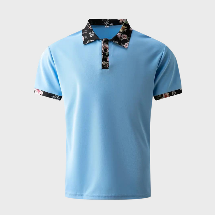 Herren Poloshirt in Hellblau mit floralen Akzenten an Kragen und Ärmeln, modisches Design, ideal für Freizeit und Sommermode.