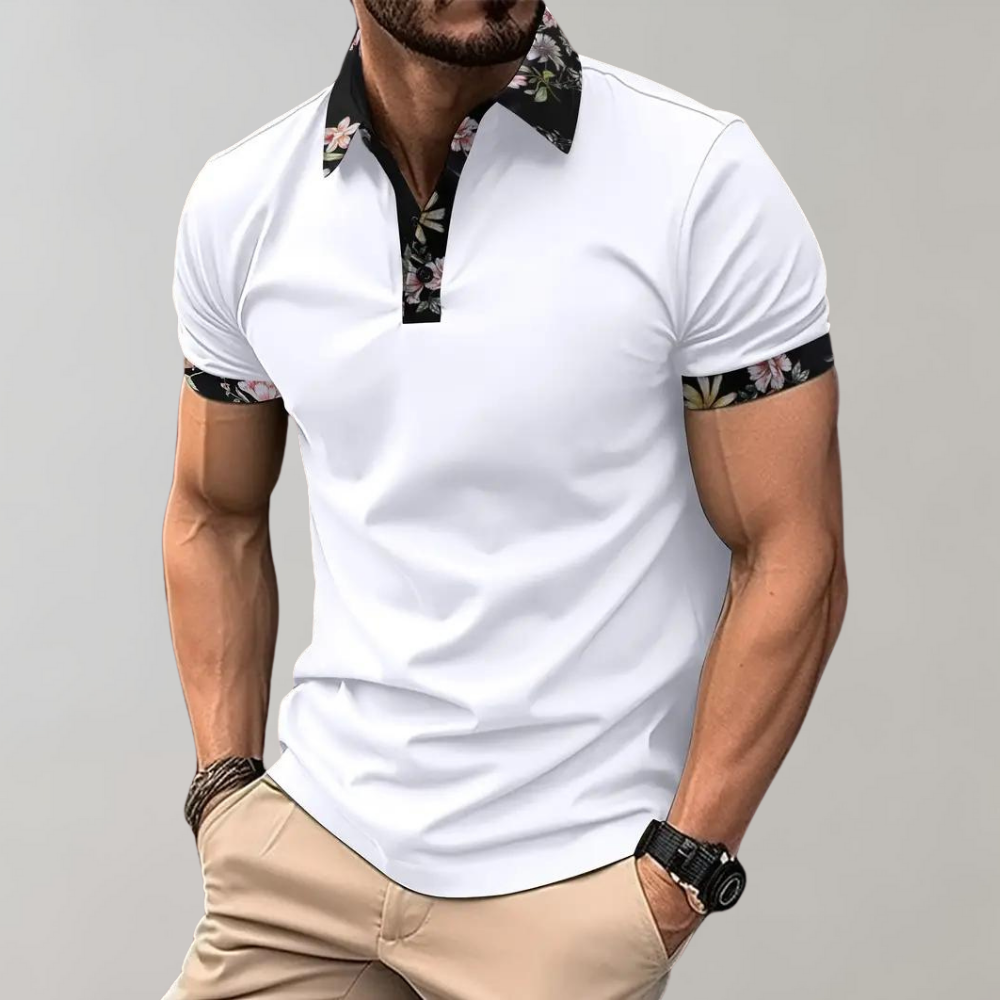Herren-Poloshirt in Weiß mit floralen Akzenten an Kragen und Ärmeln, kombiniert mit beigen Hosen. Modischer Freizeitlook für Männer.