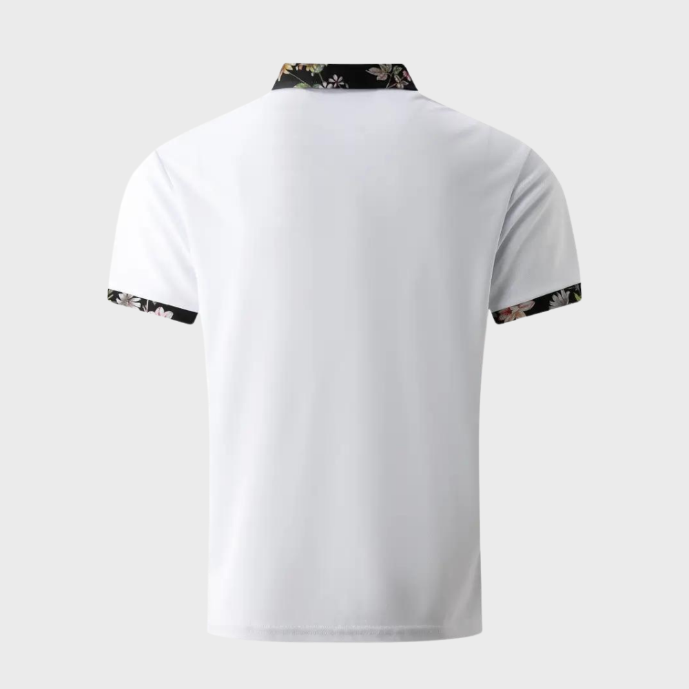 Weiße Herren-Poloshirt-Rückansicht mit floralen Akzenten am Kragen und Ärmeln. Stilvolles, modernes Design, ideal für Freizeitmode.