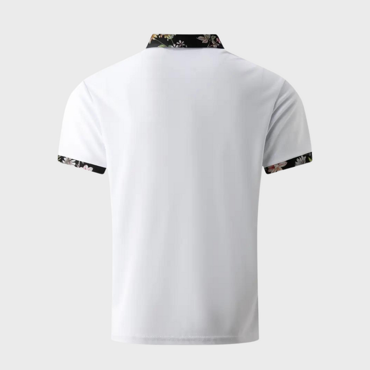 Weiße Herren-Poloshirt-Rückansicht mit floralen Akzenten am Kragen und Ärmeln. Stilvolles, modernes Design, ideal für Freizeitmode.