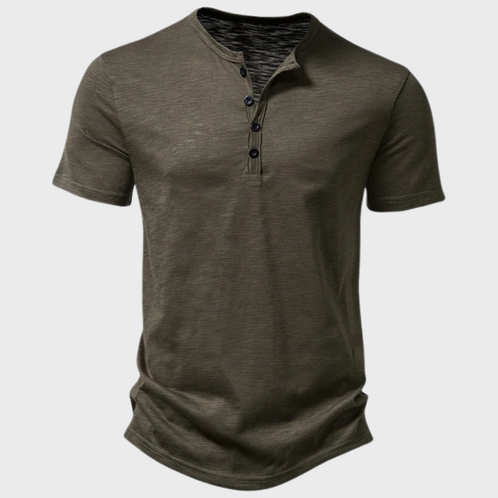 Kurzarm Herren Henley-Shirt in Olivgrün, aus Baumwolle, mit Knopfleiste. Ideal für Freizeitmode, bequem und stilvoll. Perfekt für Sommeroutfits.