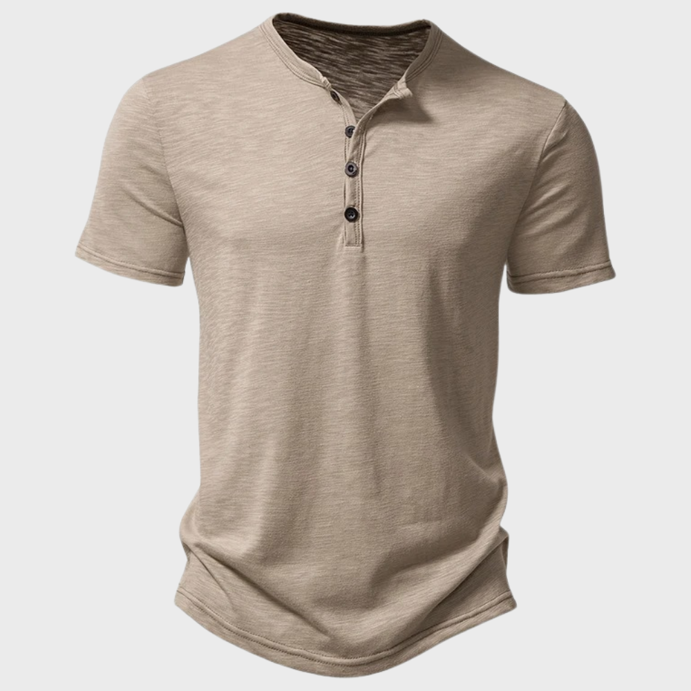 Beiges Herren-Henley-Shirt mit kurzen Ärmeln und Knopfleiste, aus Baumwollmischung. Ideal für Freizeitmode und Sommeroutfits.