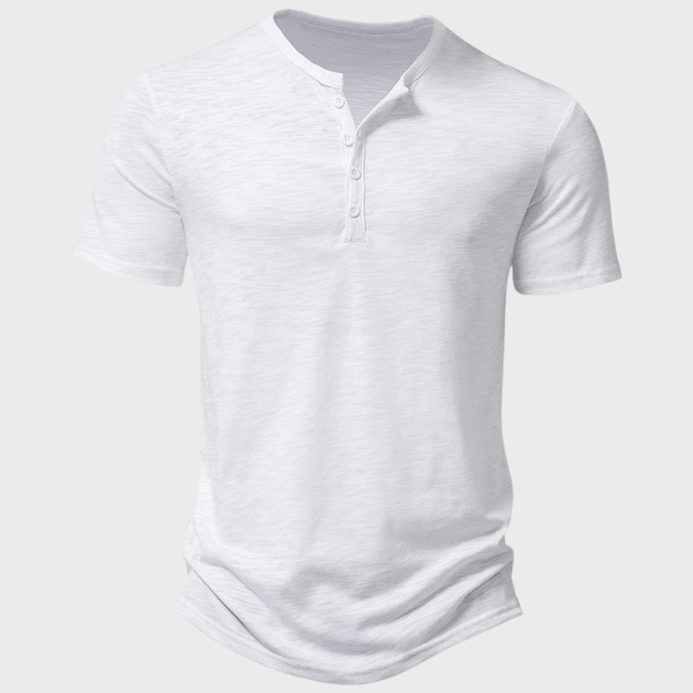 Weißes Herren-Henley-Shirt aus Baumwolle, kurzärmelig, mit Knopfleiste. Ideal für Freizeitmode und Sommeroutfits.