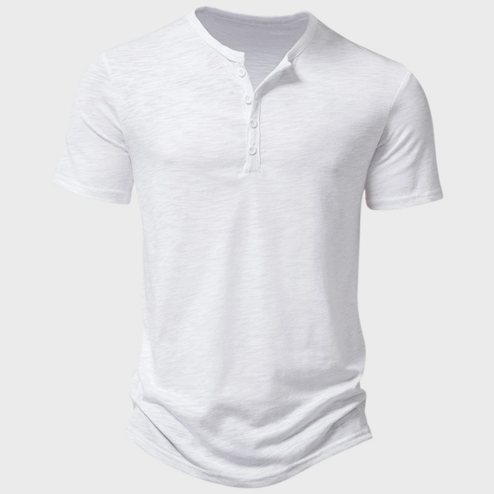 Weißes Herren-Henley-Shirt aus Baumwolle, kurzärmelig, mit Knopfleiste. Ideal für Freizeitmode und Sommeroutfits.