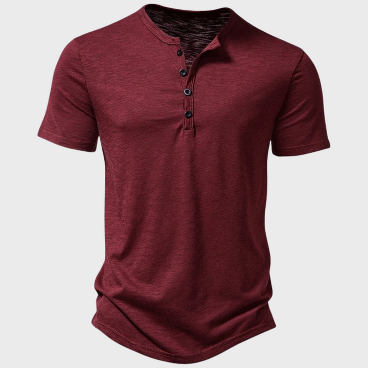 Bordeauxrotes Herren-Henley-Shirt mit kurzen Ärmeln und Knopfleiste, aus weichem Baumwollstoff. Ideal für Freizeitmode und Sommeroutfits.