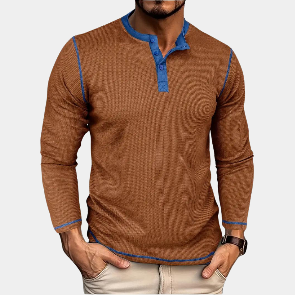 Braunes Herren-Henley-Shirt mit blauen Akzenten, Langarm, Knopfleiste, lässiger Stil. Ideal für Herbstmode und Freizeitkleidung.