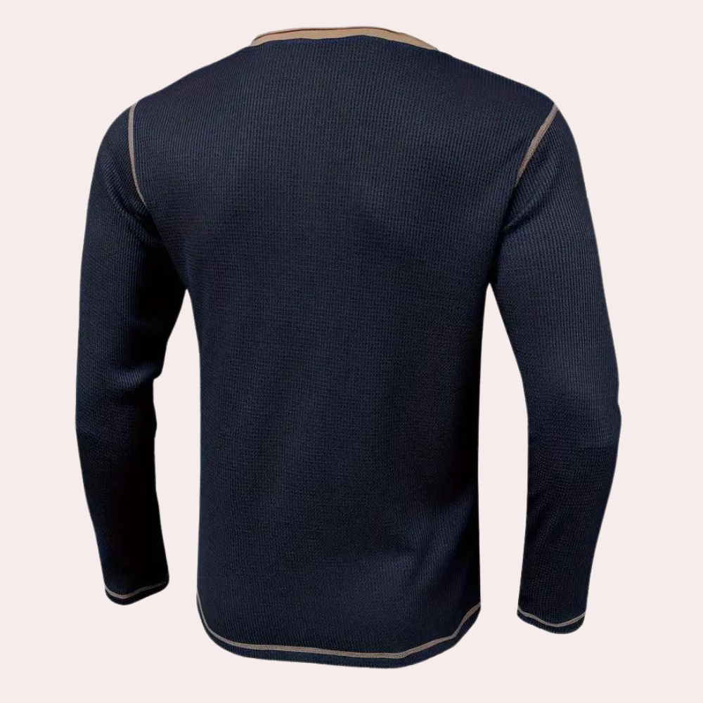 Dunkelblauer Herrenpullover aus Wolle, Rückansicht, mit langen Ärmeln und kontrastierenden Nähten. Ideal für Herbstmode und stilvolle Outfits.
