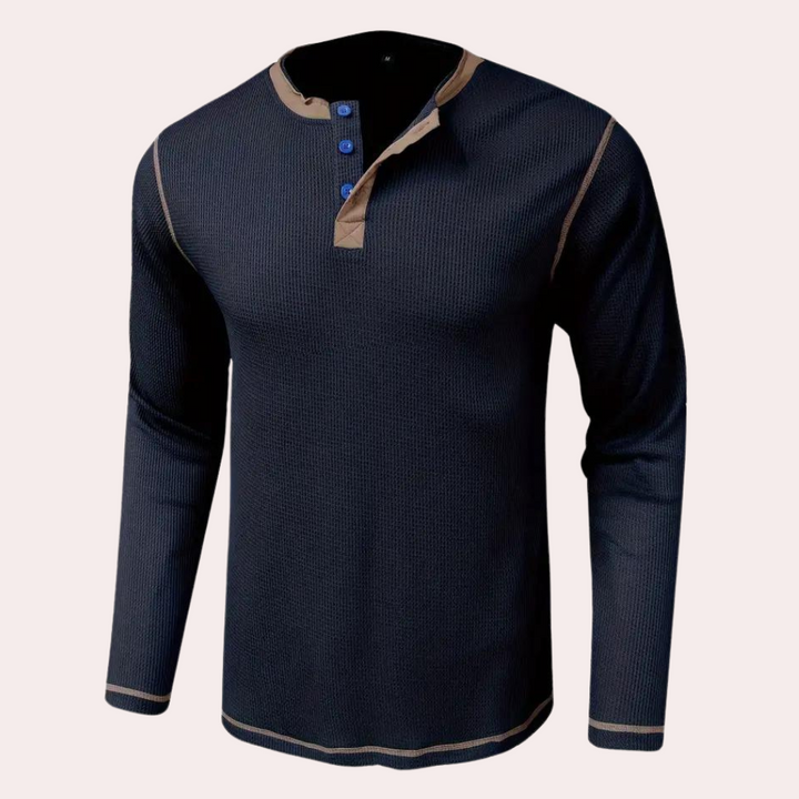 Dunkelblaues Herren-Henley-Shirt mit langen Ärmeln, Knopfleiste und kontrastierenden Nähten. Modisches Oberteil für Freizeit und Alltag.