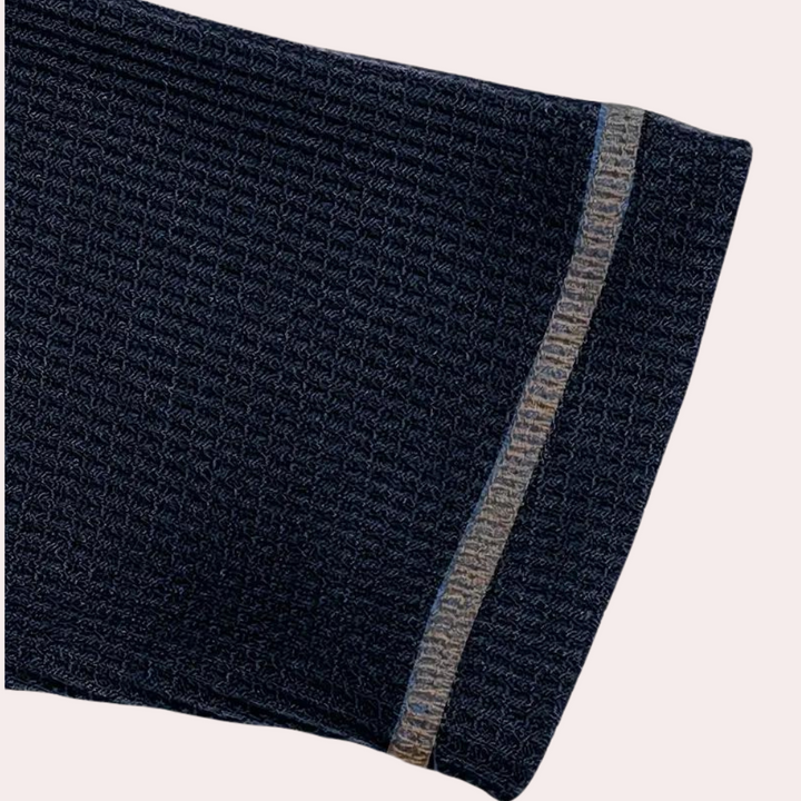 Schwarzer Strickärmel mit grauem Streifen, Texturdetail, modisches Design, hochwertige Kleidung, stilvolle Bekleidung, Nahaufnahme.
