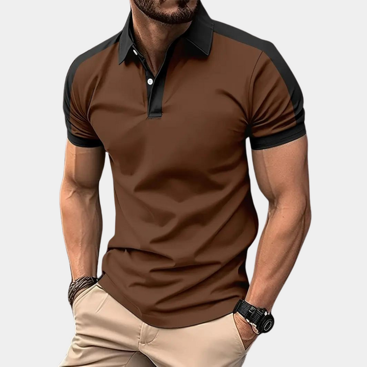 Mann in braunem Polohemd mit schwarzen Akzenten, muskulös, trägt beige Hose und Armbanduhr. Mode, Herrenbekleidung, stilvolles Outfit.
