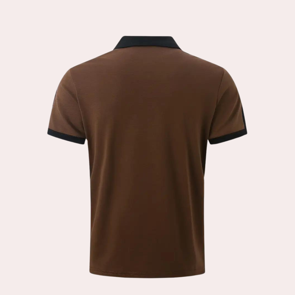 Braunes Polohemd mit schwarzem Kragen und kurzen Ärmeln, Rückansicht. Stilvolles Herrenoberteil, ideal für Freizeitmode und Sommeroutfits.