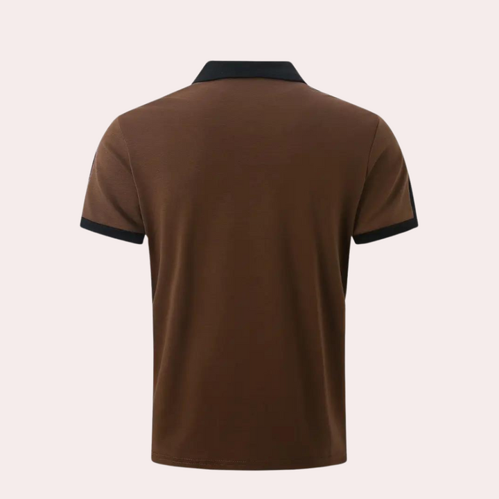 Braunes Polohemd mit schwarzem Kragen und kurzen Ärmeln, Rückansicht. Stilvolles Herrenoberteil, ideal für Freizeitmode und Sommeroutfits.