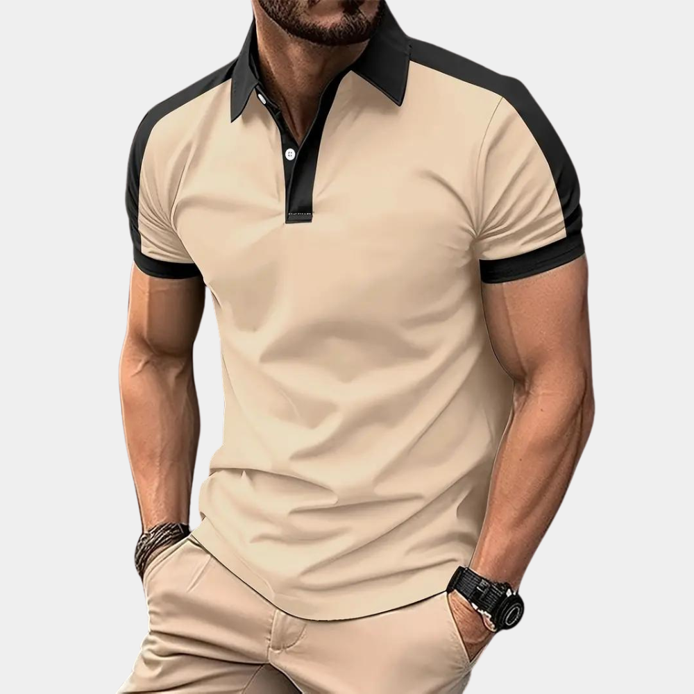 Beiges Herren-Poloshirt mit schwarzen Akzenten, getragen von muskulösem Mann. Modisches, sportliches Design, ideal für Freizeit und Sommermode.