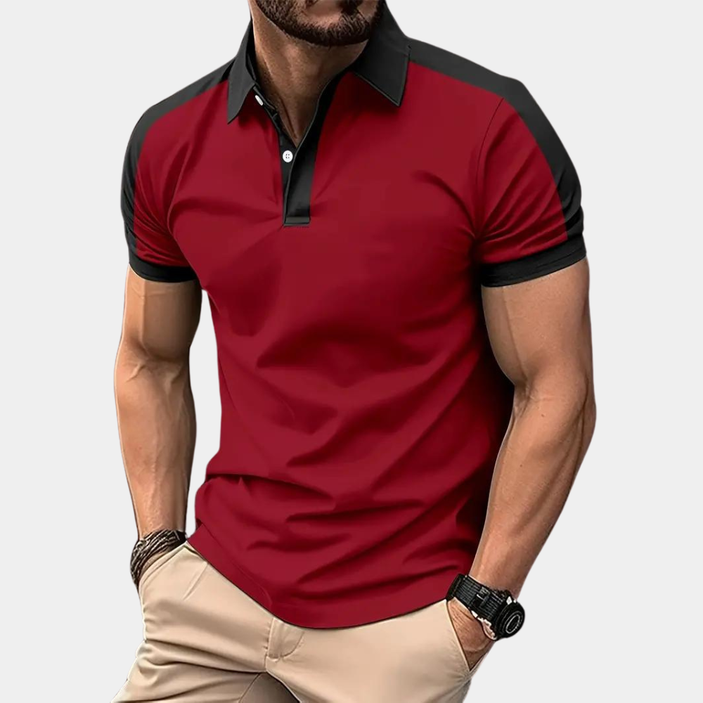 Mann in rotem Polohemd mit schwarzen Akzenten, muskulös, trägt beige Hose und Armbanduhr. Modetrend, Herrenbekleidung, stilvoller Look.