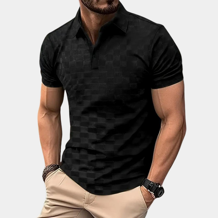 Mann in schwarzem, kariertem Polohemd, muskulös, trägt beige Hose, Armbanduhr und Armband. Mode, Herrenbekleidung, eleganter Freizeitlook.