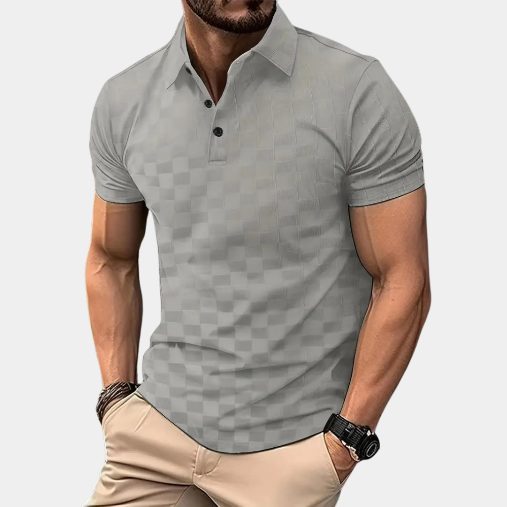 Graues Herren-Poloshirt mit Karomuster, kurze Ärmel, Knopfleiste, kombiniert mit beigen Hosen. Modische Herrenbekleidung, lässiger Stil.