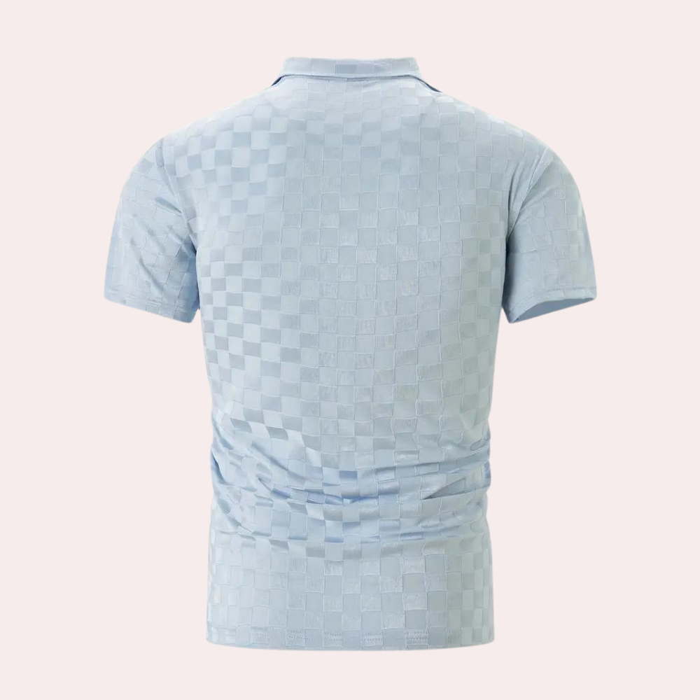 Hellblaues Herren-Poloshirt mit Karomuster, Rückansicht. Kurzarm, klassischer Kragen, modisches Design. Ideal für Freizeit und Büro.