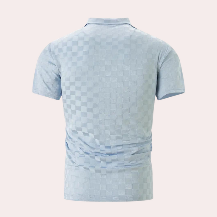 Hellblaues Herren-Poloshirt mit Karomuster, Rückansicht. Kurzarm, klassischer Kragen, modisches Design. Ideal für Freizeit und Büro.