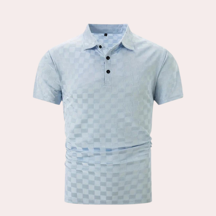 Hellblaues Herren-Poloshirt mit Karomuster, kurzen Ärmeln und Knopfleiste. Stilvolles Freizeitshirt für Sommermode und elegante Anlässe.