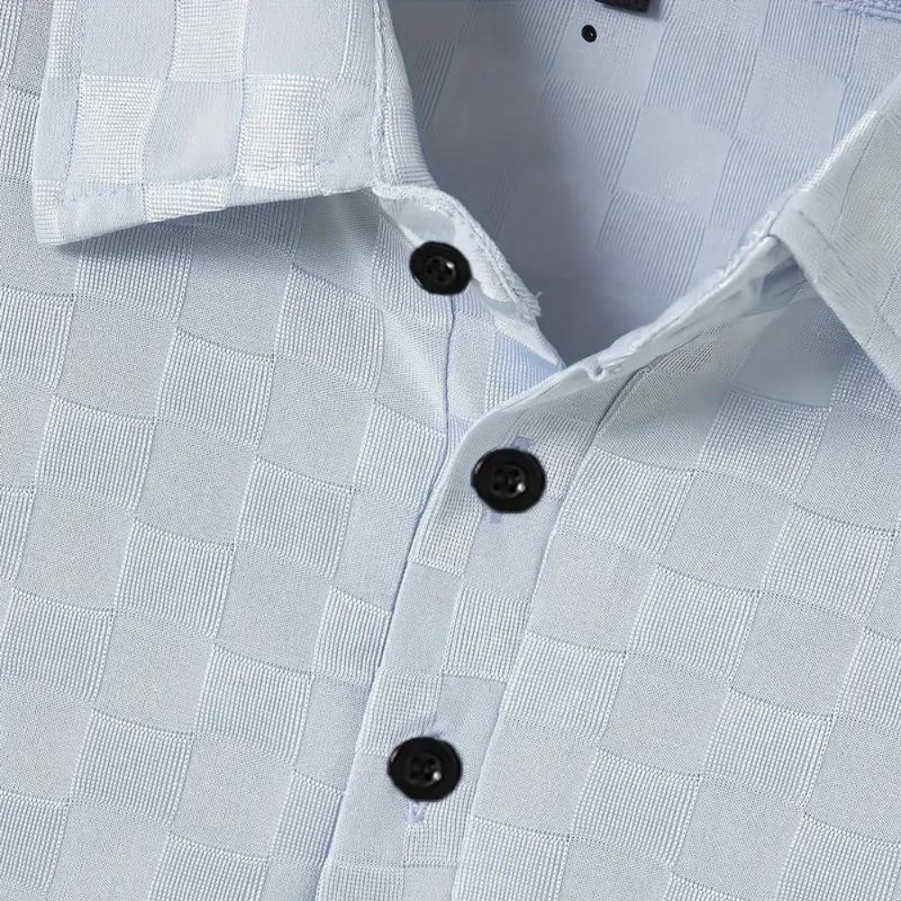 Hellblaues Herrenhemd mit Karomuster und schwarzen Knöpfen, Nahaufnahme. Elegantes Design, ideal für Business- und Freizeitkleidung.