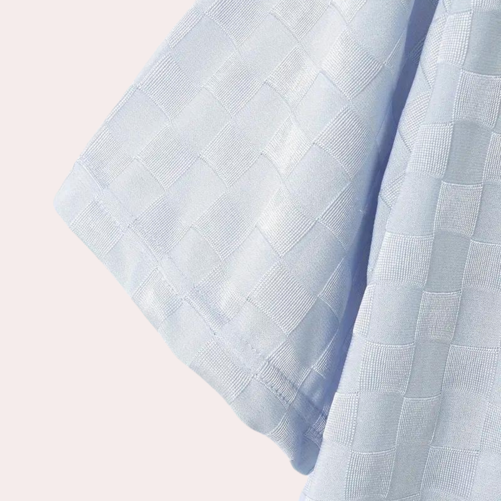Hellblaues, kariertes Textil mit gewebtem Muster, Nahaufnahme. Hochwertiger Stoff, ideal für Mode und Inneneinrichtung. Elegantes Design.