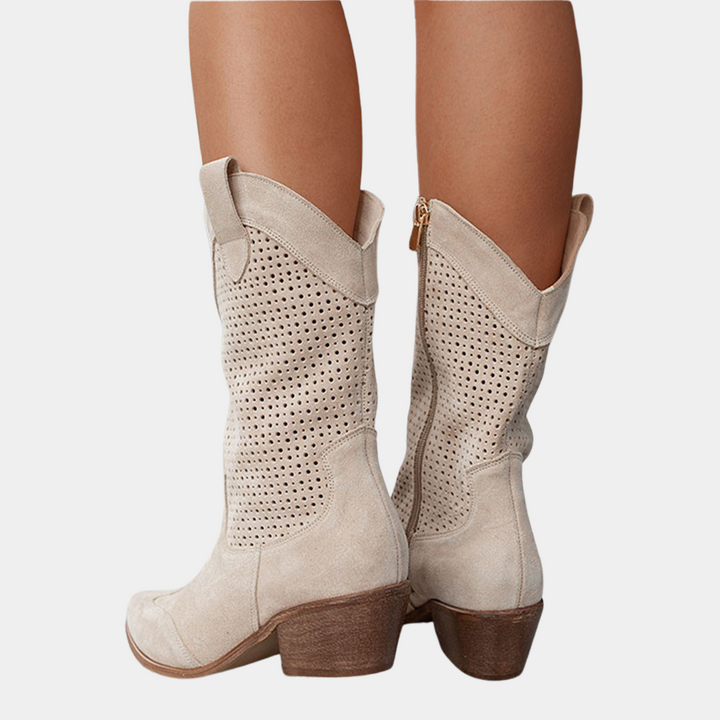 Beige Damenstiefel aus Wildleder mit perforiertem Design und Reißverschluss, mittelhoher Absatz, modisch und bequem für den Alltag.