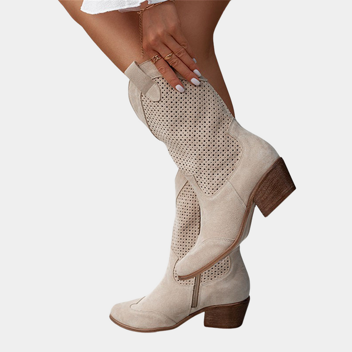 Damen Cowboy Stiefel beige Wildleder, perforiertes Design, mittlerer Absatz, modisch, ideal für Herbstmode und Western-Look.
