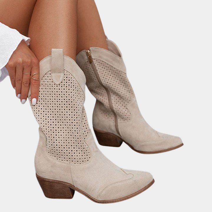 Beige Cowboystiefel aus Wildleder mit perforiertem Muster und Blockabsatz. Damenmode, trendige Stiefel, Westernstil, bequeme Schuhe.