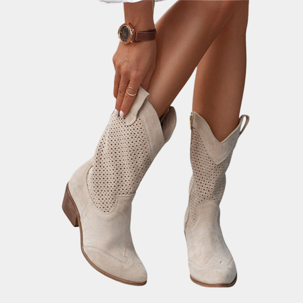 Damen Cowboy Stiefel beige Wildleder, perforiertes Design, mittlerer Absatz, modisch, ideal für Herbstmode, kombiniert mit Armbanduhr.