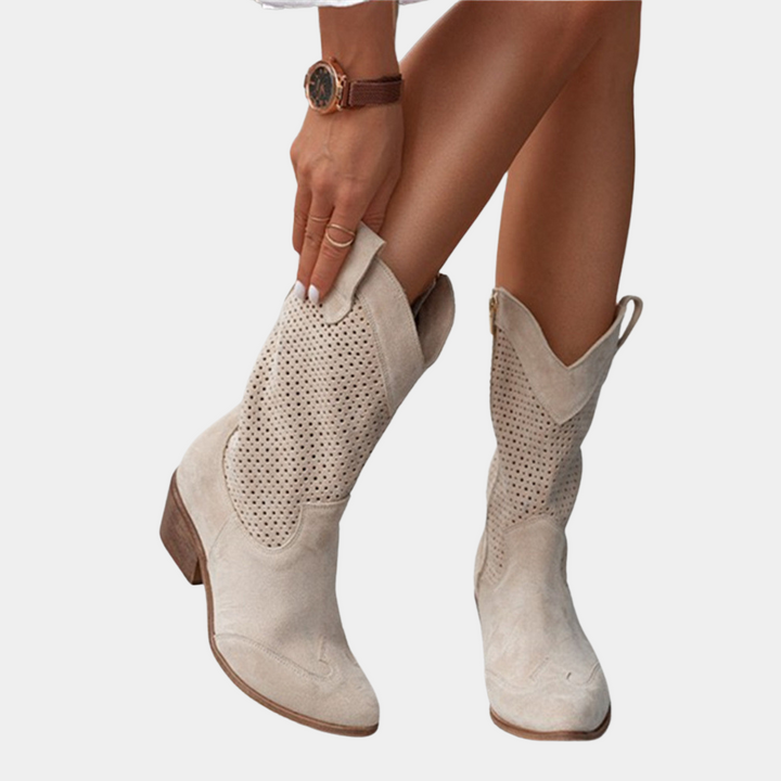 Damen Cowboy Stiefel beige Wildleder, perforiertes Design, mittlerer Absatz, modisch, ideal für Herbstmode, kombiniert mit Armbanduhr.