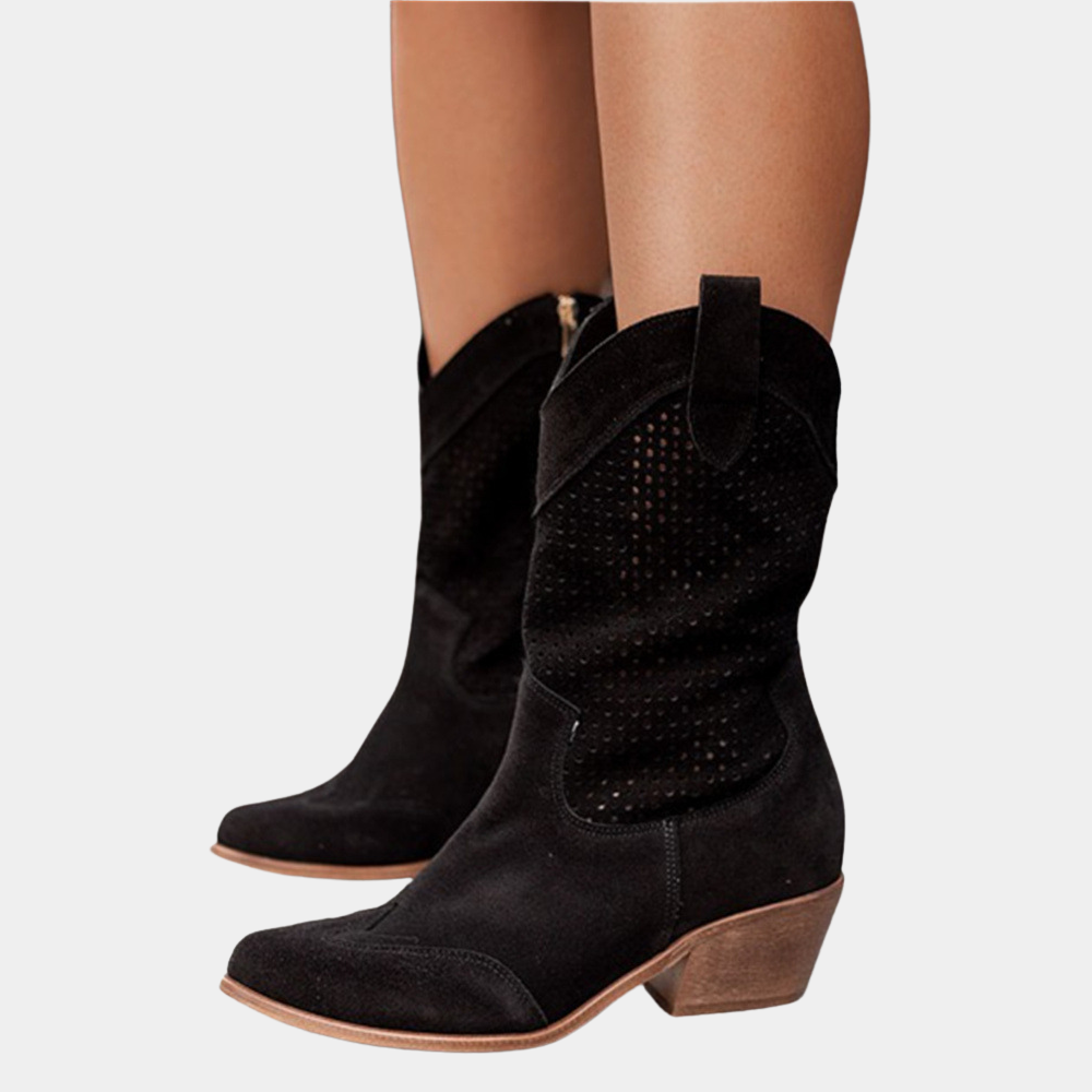 Schwarze Cowboystiefel aus Wildleder mit mittlerem Absatz, perforiertem Design und seitlichen Schlaufen, getragen von einer Person.