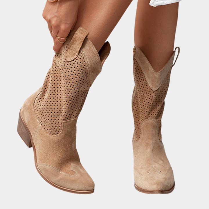 Damen Cowboy Stiefel aus Wildleder, beige, mit perforiertem Muster, niedriger Absatz. Trendige Westernstiefel für Herbstmode und Freizeitoutfits.